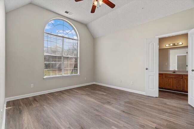 Building Photo - Available Now! 3 Bedroom 2 Bathroom Home i...