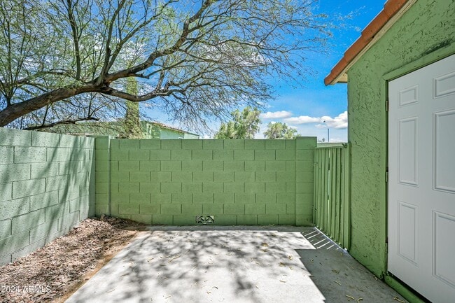 Building Photo - 729 E Cochise Dr