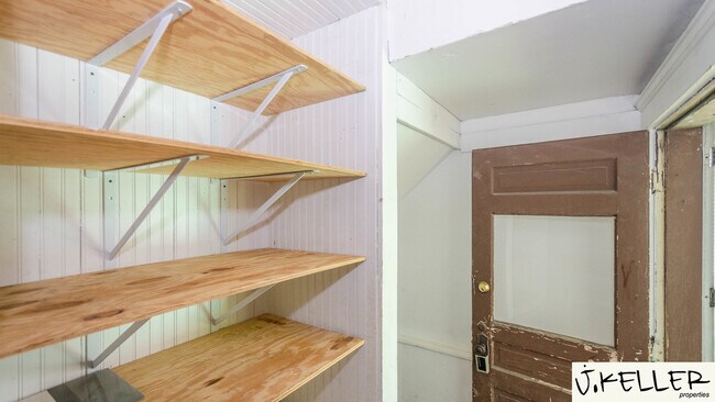 Building Photo - 931 Dewey Ave