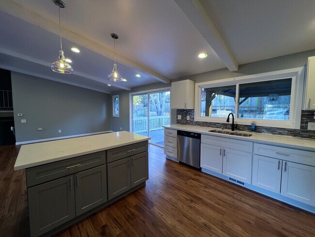 Building Photo - 3 Bedroom 2.5 Bath in Desirable Renton Fairwood Greens