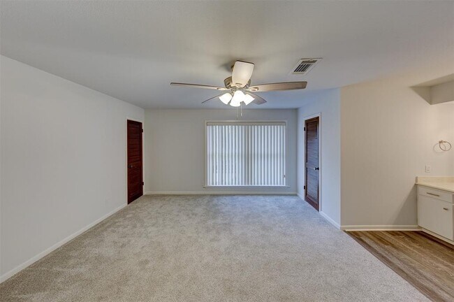 Building Photo - 2452 Country Club Dr