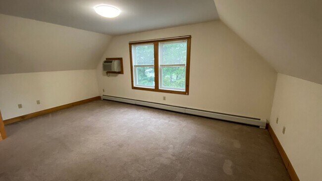 Building Photo - UNH Student Rental Available for the 2026-...