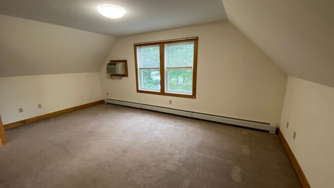 Building Photo - Very Large 4 Bedroom/1 Bath Apartment - He...
