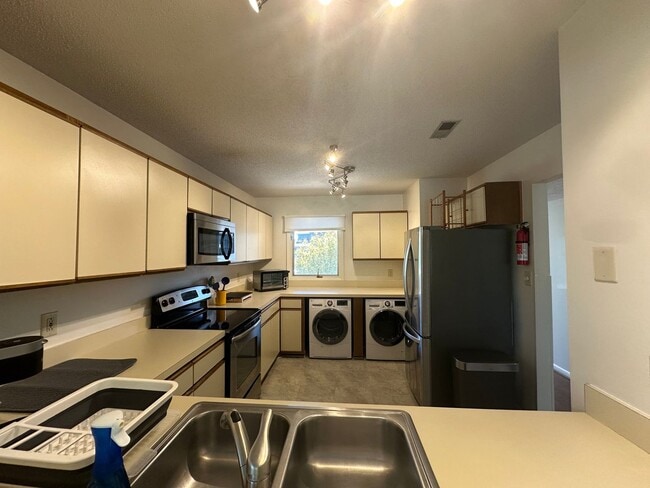 Building Photo - Furnished Townhome with Water Views and Boat Slip!