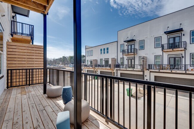 Building Photo - Gorgeous 3/3.5 Townhome Minutes From Downt...