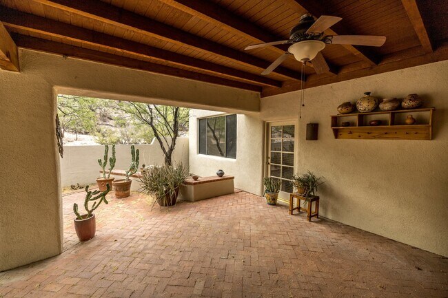 Building Photo - Single Story Foothills Home!