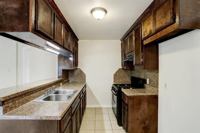 Kitchen - 6223 Hesta Ln