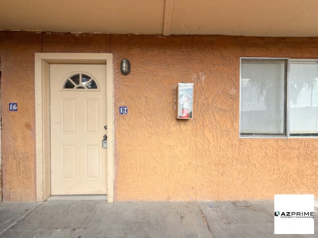Building Photo - Introducing this Remarkable 2/1 Phoenix Co...