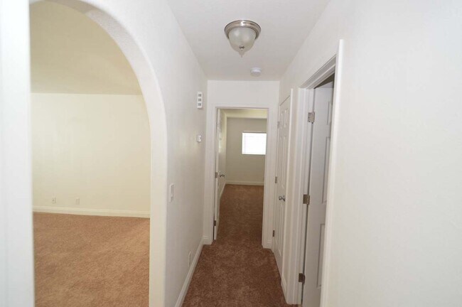 Building Photo - A Spacious and Stylish 2 Bed / 2 Ba Condo Gated Community