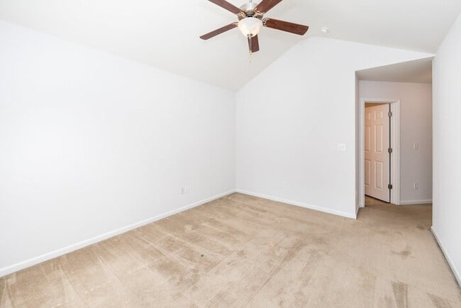 Building Photo - Beautiful 3BD/2.5BA Townhome in the Lions Gate Community!