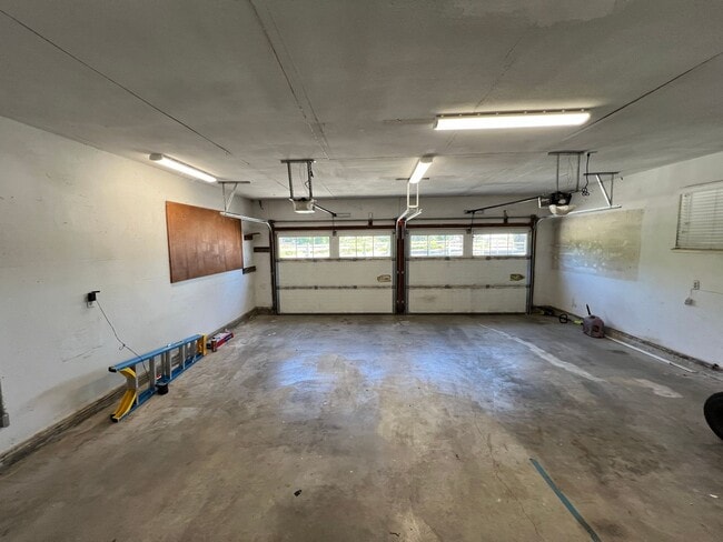 Building Photo - Stunning Country property in Oakdale!