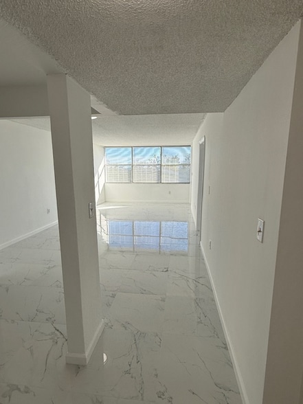 Building Photo - 1300 NE Miami Gardens Dr