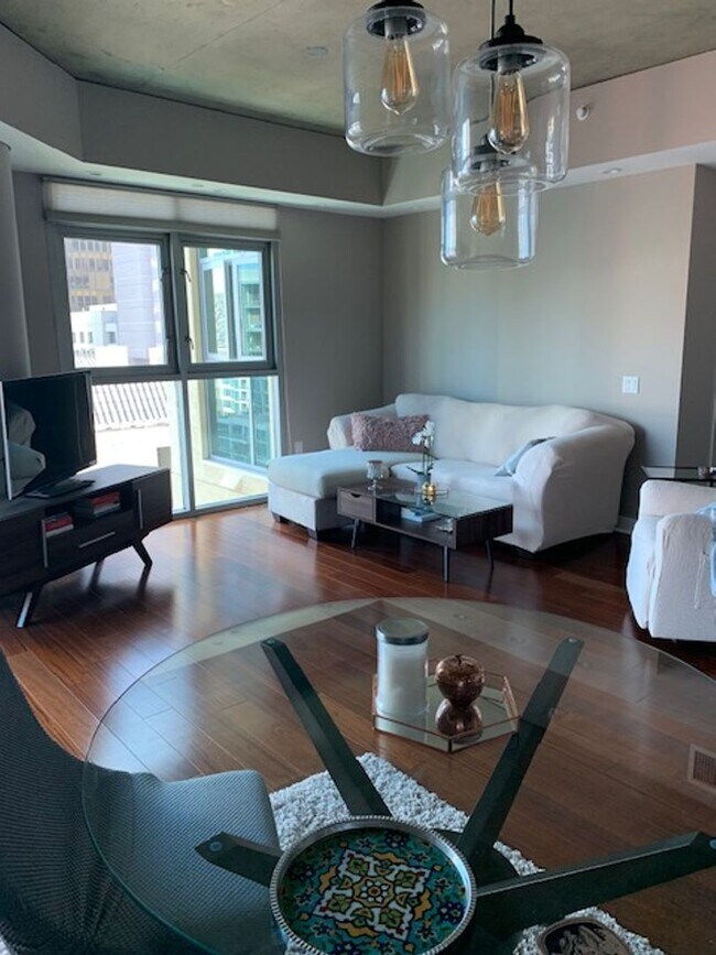 Building Photo - Beautiful Large 2 Bdrm, 2 Ba Condo in Cort...