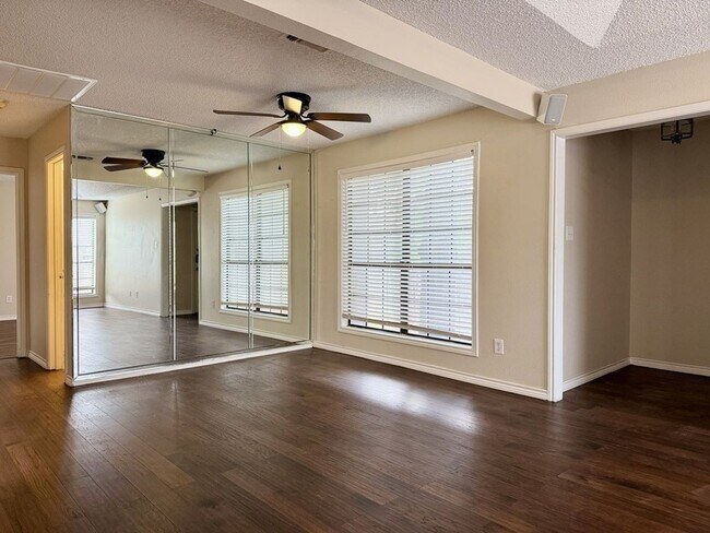 Building Photo - Rental