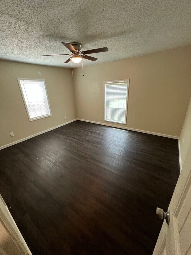 Building Photo - 2 Bedroom 1 bathroom with a bonus/flex room!