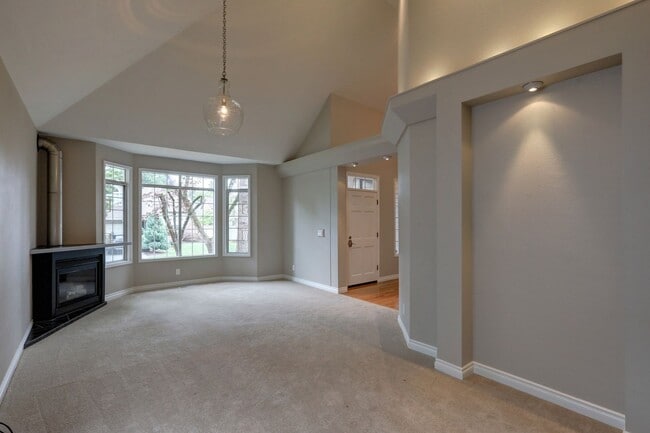 Building Photo - Beautifully Remodeled Home with Gourmet Kitchen & Fenced Yard in Klahanie