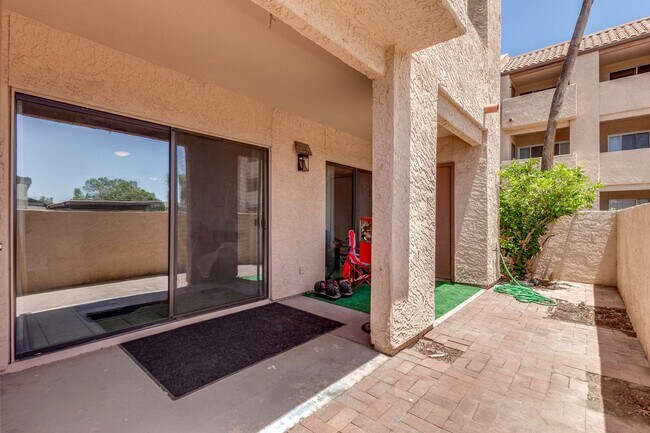 Building Photo - BEAUTIFUL AND SPACIOUS 1ST FLOOR MESA CONDO!