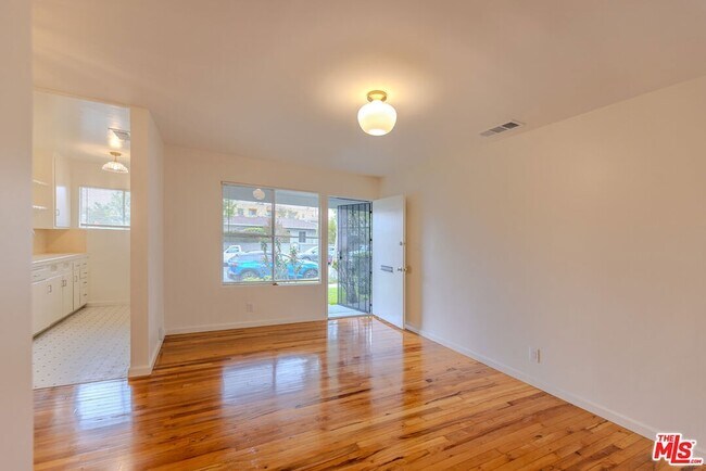 Building Photo - 302 N Maple St