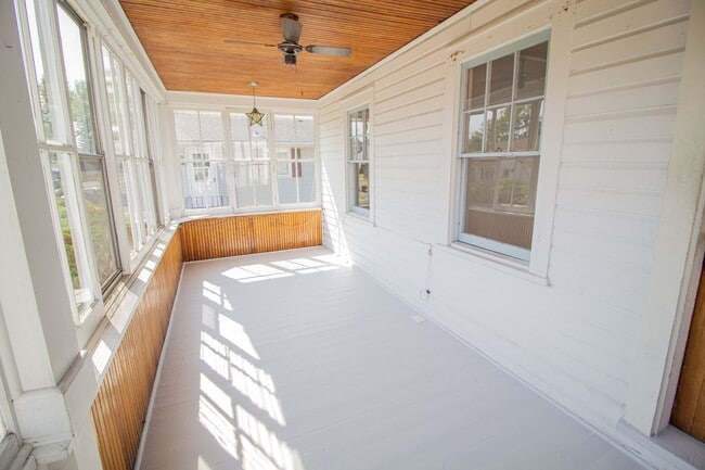 Building Photo - 2 BR 1 BA North Colonie Schools