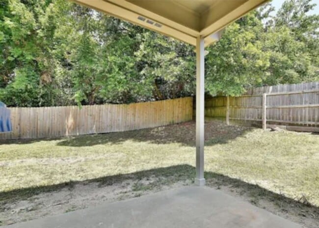Building Photo - 3 Bedroom 2 Bath- back yard covered patio