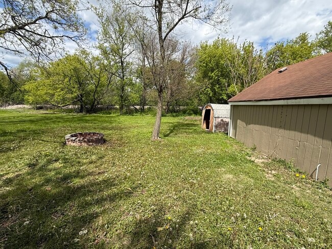 Building Photo - 208 W Nippersink Rd