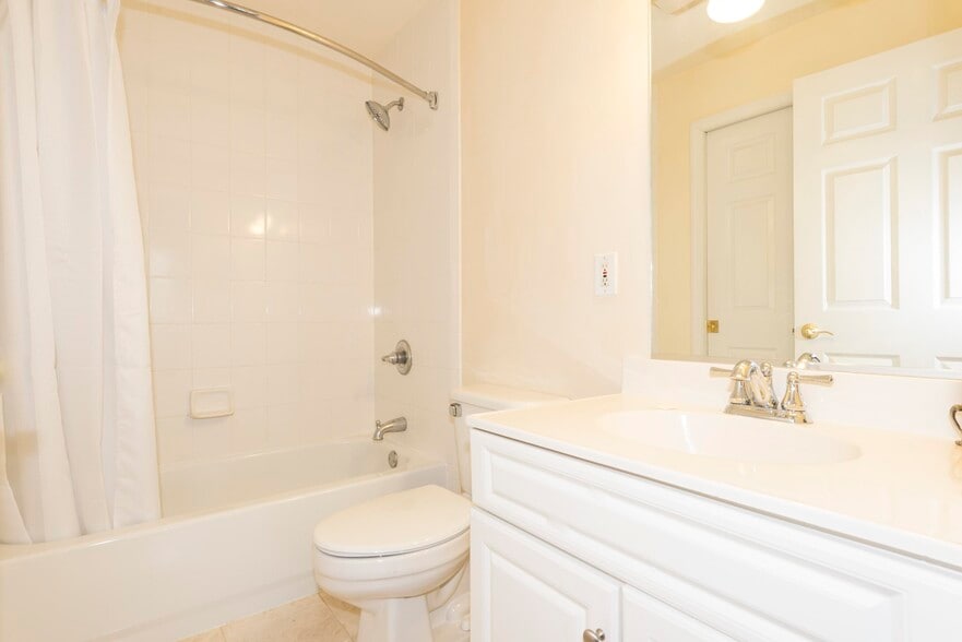 Building Photo - 402 9th St