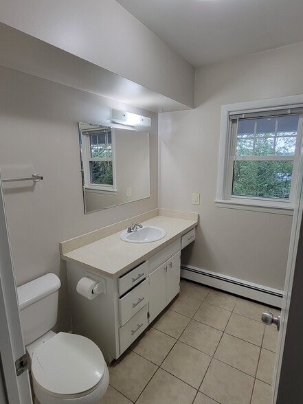 Main bathroom - 308 Lewis St S