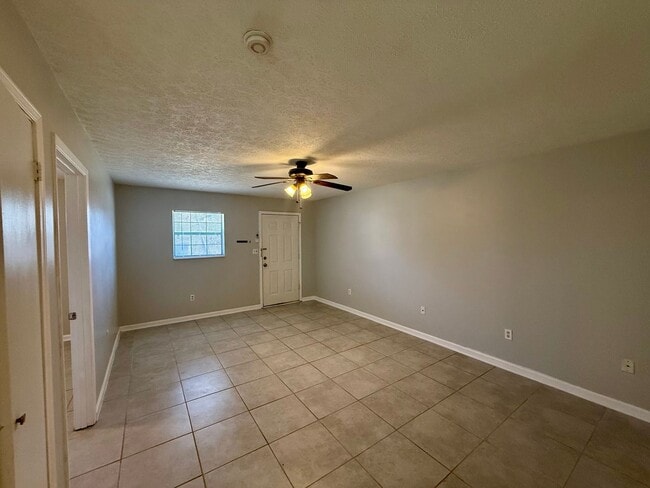 Building Photo - Maryville 37803 - Charming and freshly updated 1-bedroom, 1-bath duplex - Lawncare and water is i...