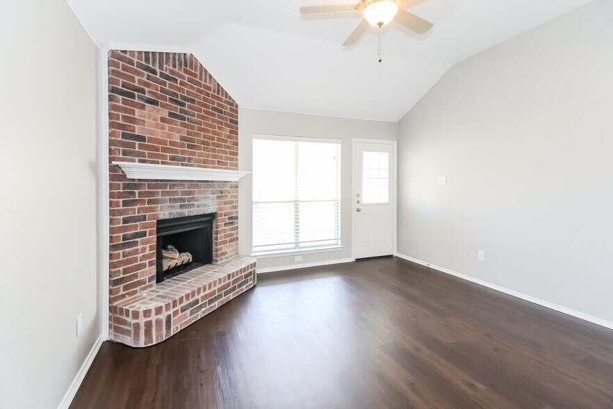 Building Photo - 209 Tulip Ln