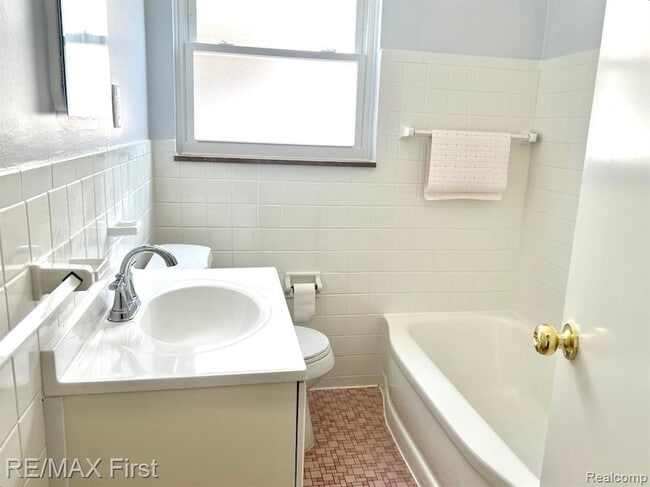 Building Photo - 552 Laprairie St