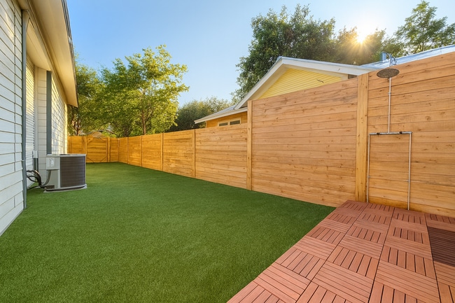 Building Photo - 1107 E 10th St