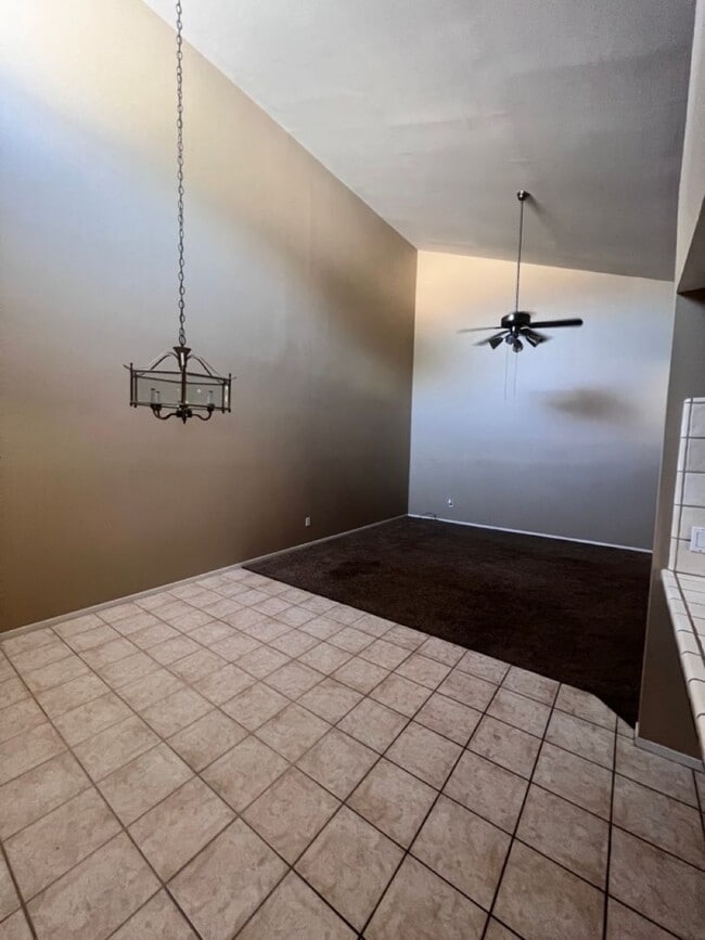 Building Photo - 2 Bed Condo w/Garage!