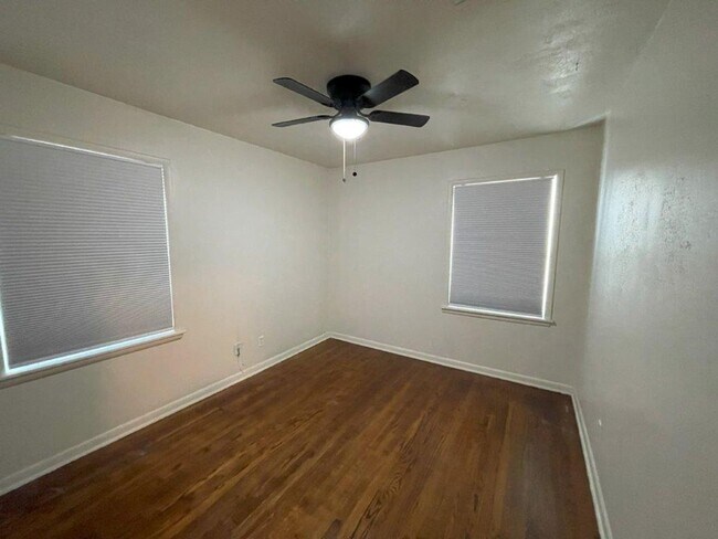 Building Photo - 2 bed 1 bath available just in Time for th...