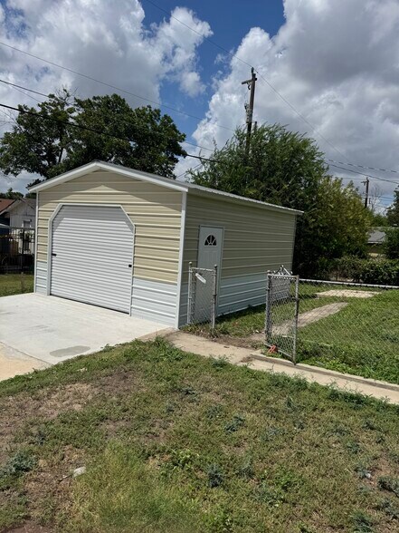 Building Photo - 834 Halliday Ave