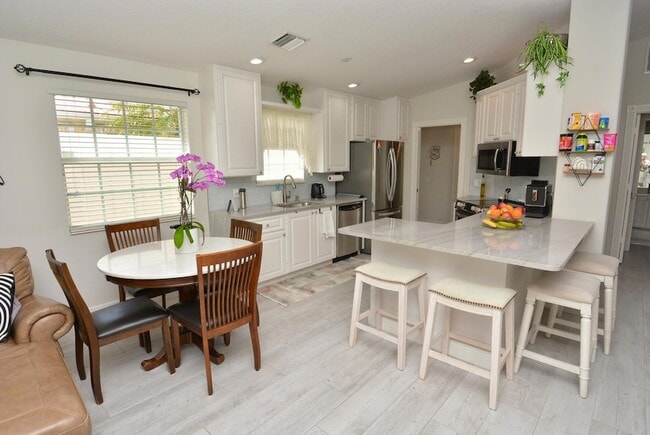 Building Photo - 1020 SW Balmoral Trce