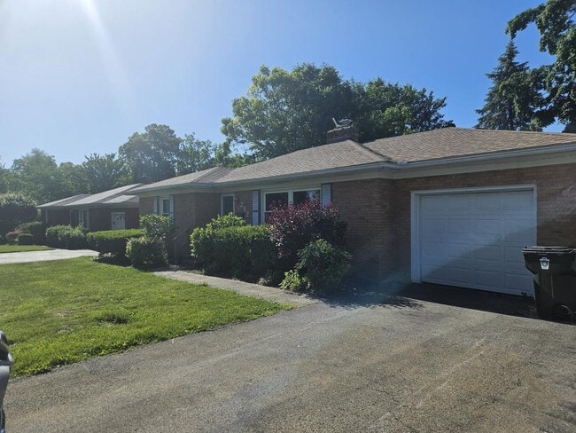 Building Photo - 212 Maevi Dr