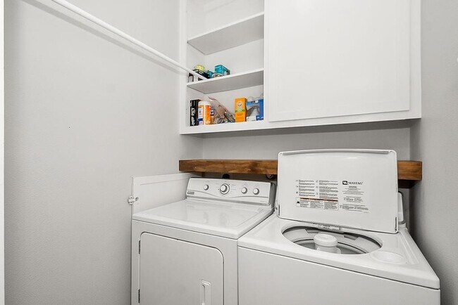 Building Photo - 1121 W 17th St