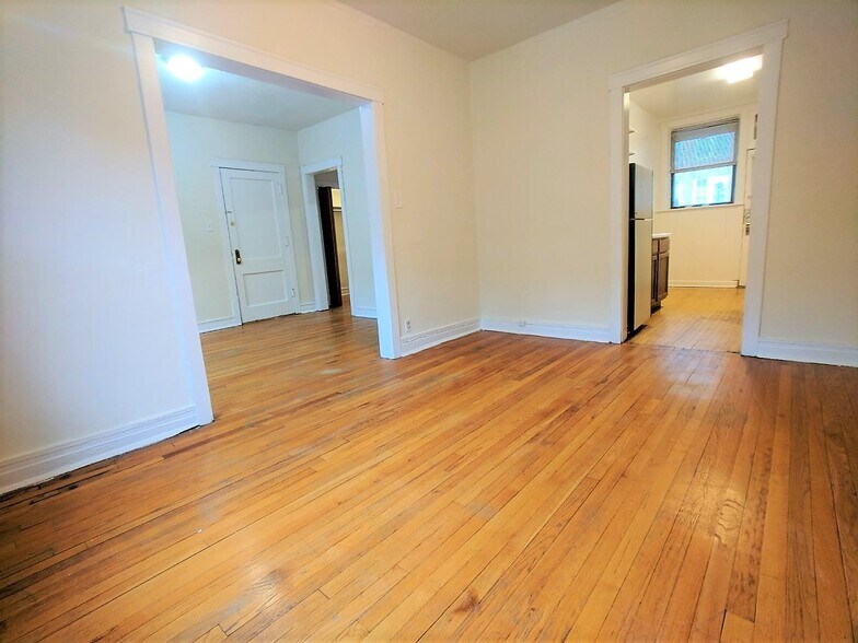 Building Photo - 812 W Waveland Ave