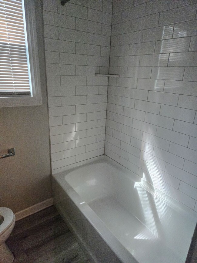 Building Photo - **Beautiful 3 Bedroom Home with Fenced Yar...
