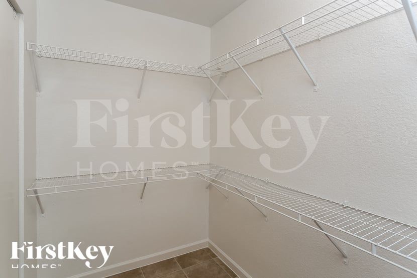 Building Photo - 1118 Sport of Kings Ave