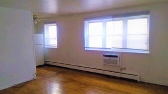 Building Photo - 5950 N Kenmore Ave