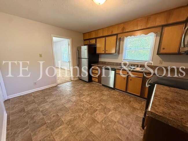 Building Photo - 3BR Home with Stainless Steel Appliances, Hardwood Floors & Carport