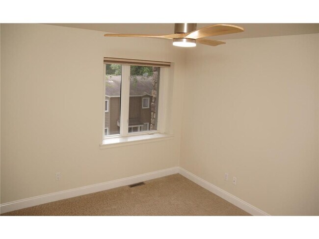 Building Photo - 330 Pondridge Cir