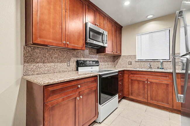 Building Photo - 815 E 28th St