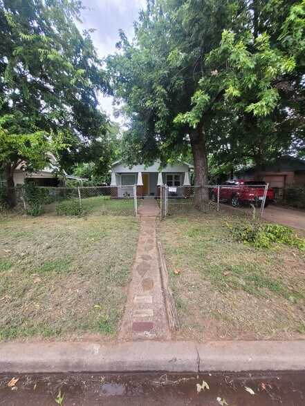 Building Photo - 2427 S Olympia Ave