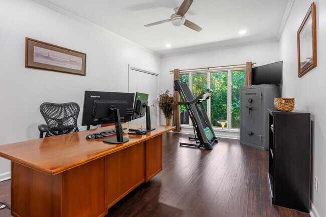Building Photo - 615 Springhill Dr NE