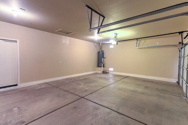 Building Photo - Rancho Sahuarita 5-Bed with 3.5 Baths 3187 Sq Ft