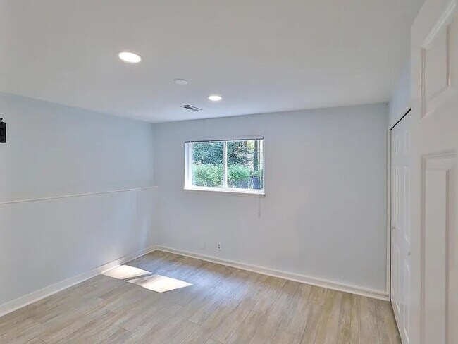 Building Photo - Remodeled Bellevue Home