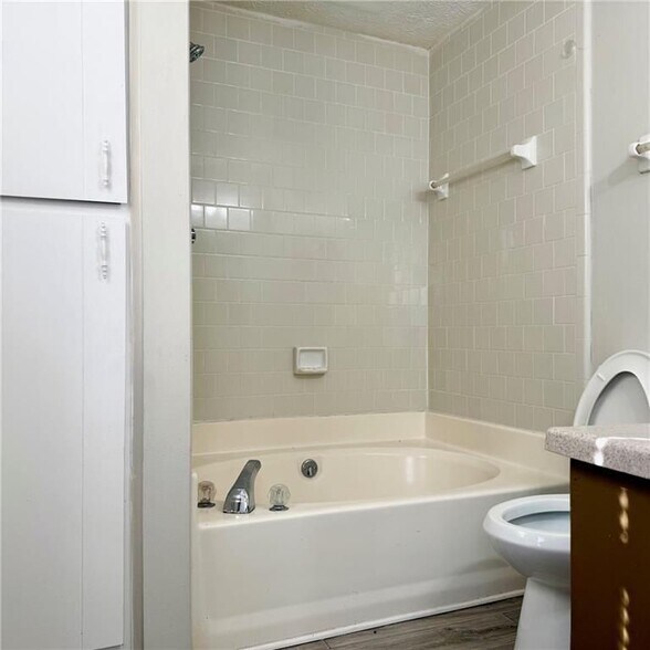Building Photo - 524 Julius Dr