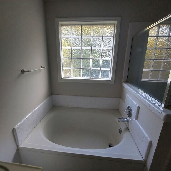 Building Photo - 1230 Briardale Rd